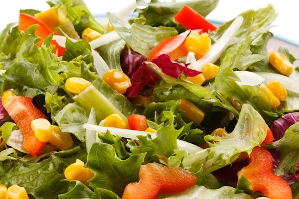 Spring mix, arugula, bell peppers, heirloom tomatoes, roasted corn, shredded jack cheese, pepita seeds, cilantro lime vinaigrette dressing on the side