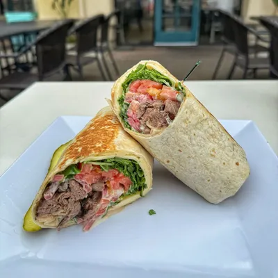 Flour tortilla, garlic aioli, filet mignon, arugula, havarti cheese, pickled onions, tomatoes.