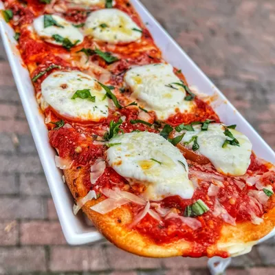 Roasted garlic tomato sauce, mozzarella cheese, roma tomatoes, fresh basil